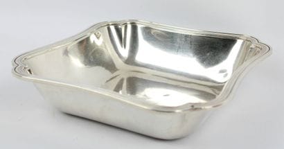 Corbeille en argent de forme carrée les angles...