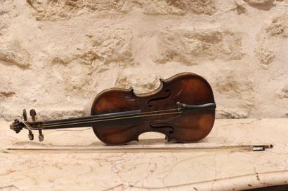 Violin with its case. Label to decipher....