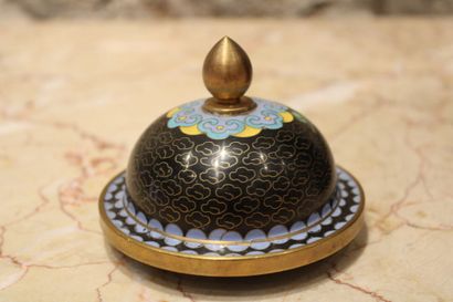 JAPAN. XXth. Brass pot decorated with a connected...