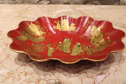 CHINA. Wooden lacquered pocket with characters....
