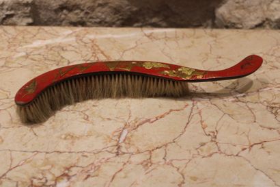CHINA. Crumb collector in red lacquered wood...