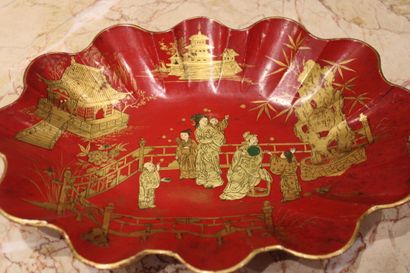 CHINA. Wooden lacquered pocket with characters....