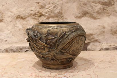JAPAN, Cup in chased bronze, decorated with...