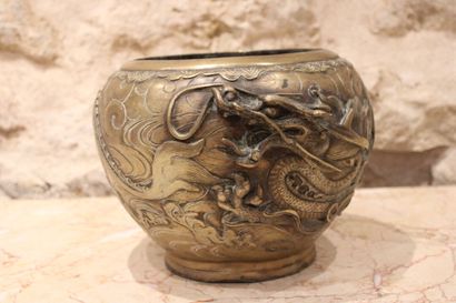 JAPAN, Cup in chased bronze, decorated with...