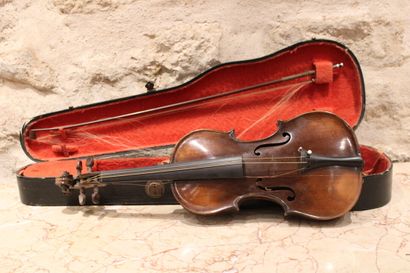Violin with its case. Label to decipher....