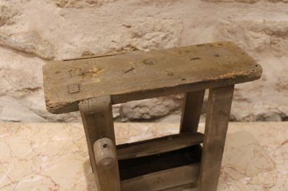 Un petit établi en bois naturel pour enfant....