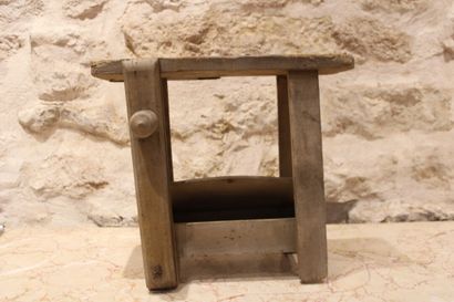 Un petit établi en bois naturel pour enfant....