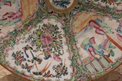 CHINA XIXth c, large Canton porcelain dish,...