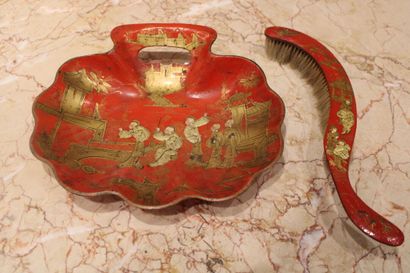 CHINA. Crumb collector in red lacquered wood...