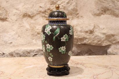 JAPAN. XXth. Brass pot decorated with a connected...
