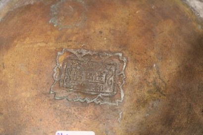 JAPAN, Cup in chased bronze, decorated with...