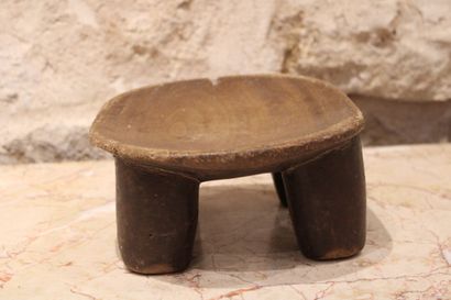 AFRICA. Lobi stool in wood. Dimensions :...