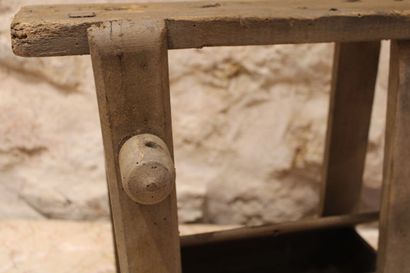 Un petit établi en bois naturel pour enfant....