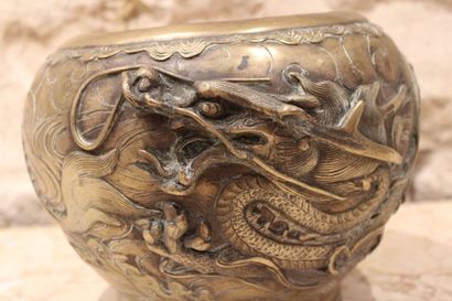 JAPAN, Cup in chased bronze, decorated with...