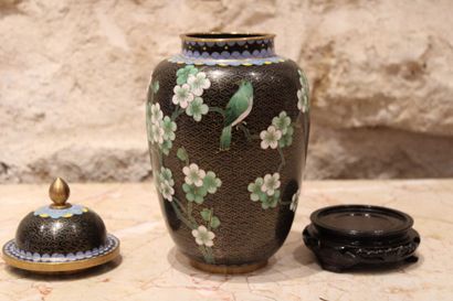 JAPAN. XXth. Brass pot decorated with a connected...