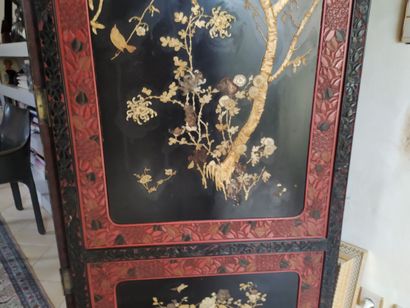 Large two-leaf screen in black lacquered...