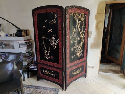 Large two-leaf screen in black lacquered...