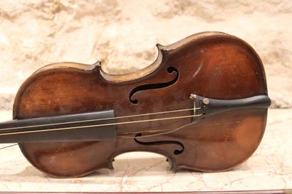 Violin with its case. Label to decipher....