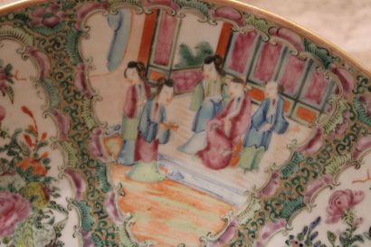 CHINA XIXth c, large Canton porcelain dish,...