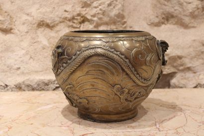 JAPAN, Cup in chased bronze, decorated with...
