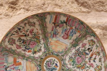 CHINA XIXth c, large Canton porcelain dish,...