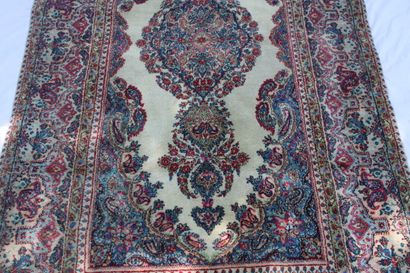 Ispahan, carpet in wool yarns with cream...