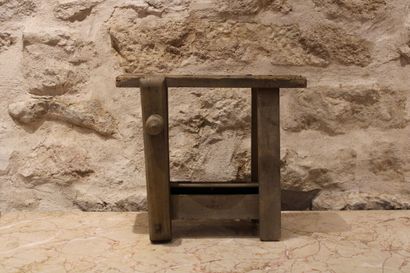 Un petit établi en bois naturel pour enfant....