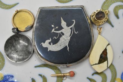 Pendentifs 
Meeting of five various pendants....