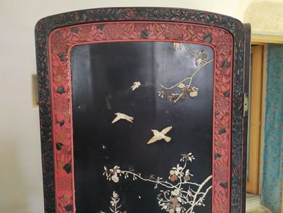 Large two-leaf screen in black lacquered...