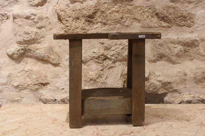 Un petit établi en bois naturel pour enfant....