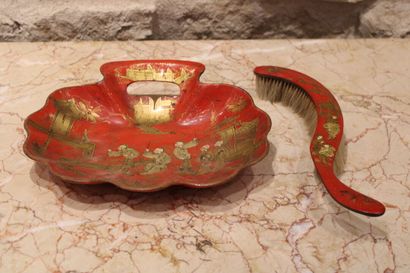 CHINA. Crumb collector in red lacquered wood...