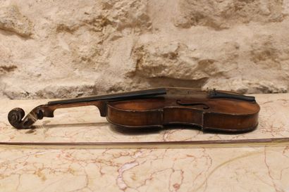 Violin with its case. Label to decipher....