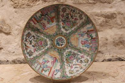 CHINA XIXth c, large Canton porcelain dish,...