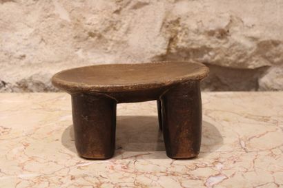 AFRICA. Lobi stool in wood. Dimensions :...