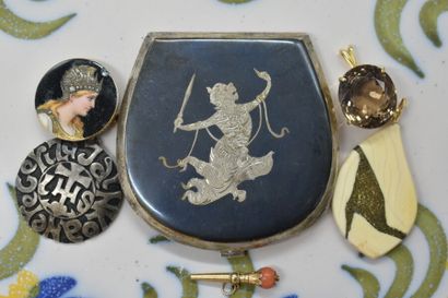 Pendentifs 
Meeting of five various pendants....