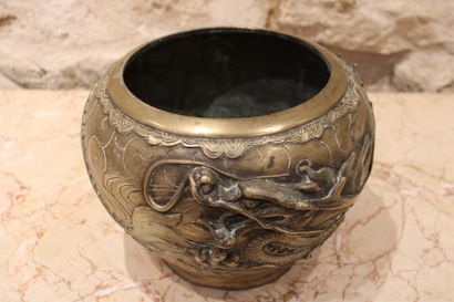JAPAN, Cup in chased bronze, decorated with...