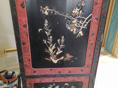 Large two-leaf screen in black lacquered...