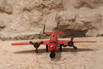 Plane in red lacquered sheet metal. Dimensions...