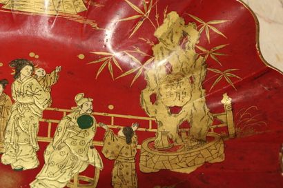 CHINA. Wooden lacquered pocket with characters....