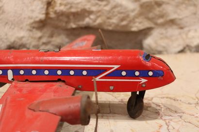 Plane in red lacquered sheet metal. Dimensions...