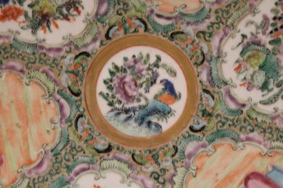 CHINA XIXth c, large Canton porcelain dish,...