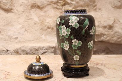 JAPAN. XXth. Brass pot decorated with a connected...