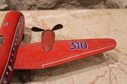 Plane in red lacquered sheet metal. Dimensions...