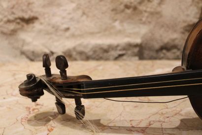 Violin with its case. Label to decipher....