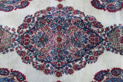 Ispahan, carpet in wool yarns with cream...