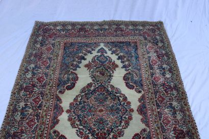 Ispahan, carpet in wool yarns with cream...