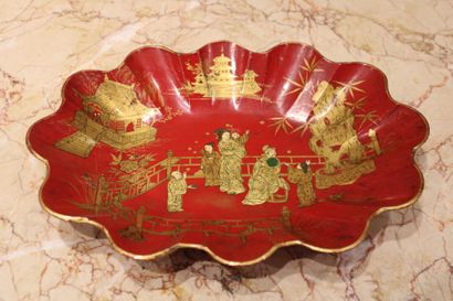 CHINA. Wooden lacquered pocket with characters....