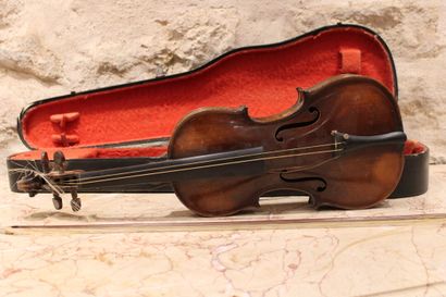 Violin with its case. Label to decipher....