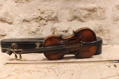 Violin with its case. Label to decipher....