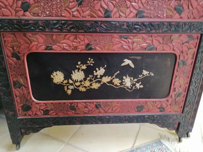 Large two-leaf screen in black lacquered...